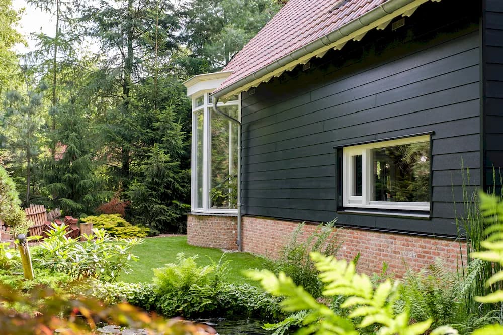Zelfgebouwde woning met potdeksel 177